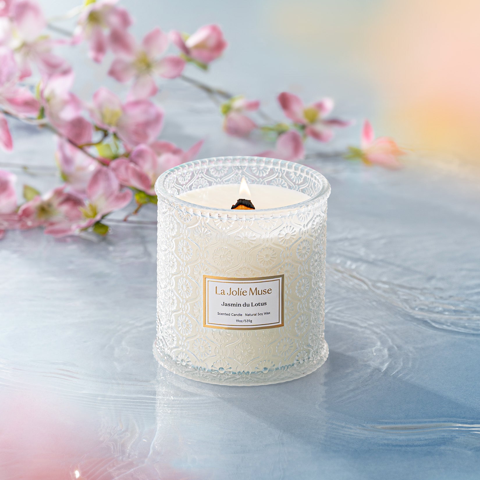 Maelyn - Jasmin du Lotus 19oz Candle Candles Maelyn_JasminduLotus_PDP_19oz_3 La Jolie Muse