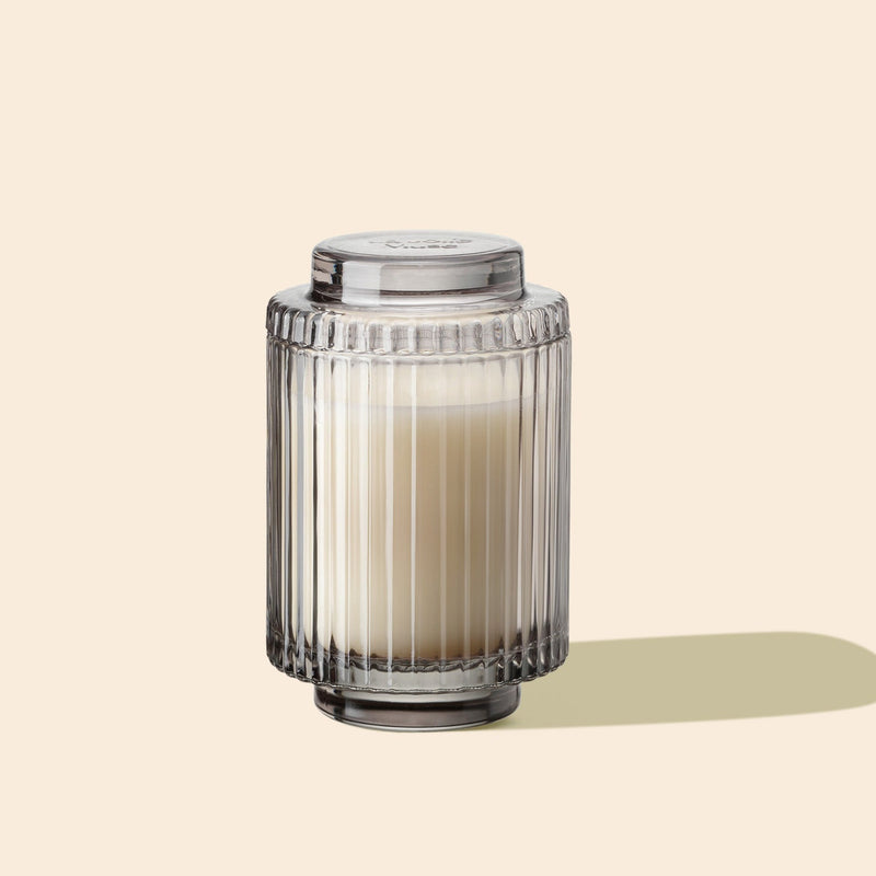 Product Shot of Amélie-Linen Cotton Oasis 7oz candle in the middle