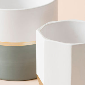 A close-up of the set, showing its geometric rim design and ceramic feature.
