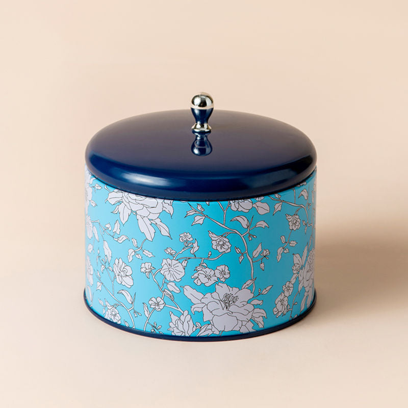 Citronella Candle in a vintage style blue tin, 14.1Oz/400g in weight.