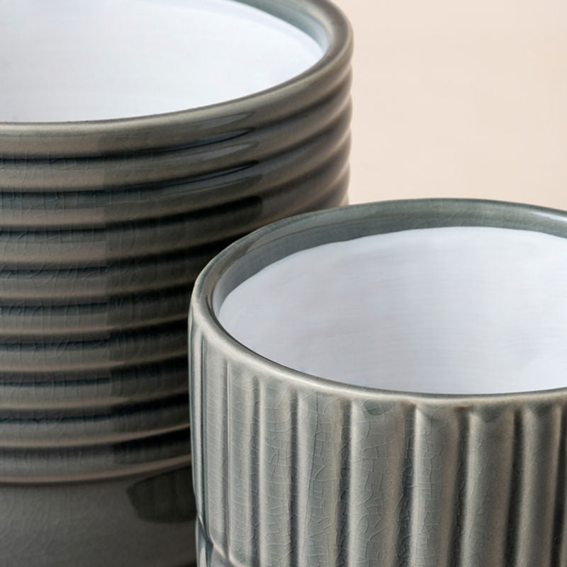 A close-up of the pots set, showing its fully glazed finish and smooth rims features.